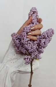 photo by Ioana Motoc violet chrome nails 