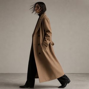 Ai photo if side by side of Camel oversized trench over black belted leather jacket, cocoon coat trend 2026