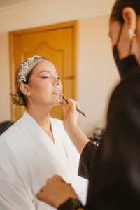 Makeup aetat appling the lipliner duo