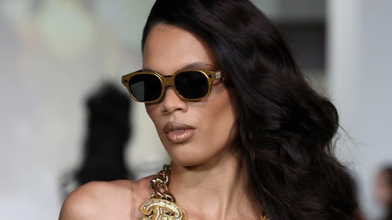 SKYNEA gold frames closeup